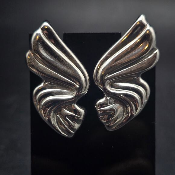 Silver Tone Rippled Ribbon Earrings Pierced Vintage Costume Jewelry - Picture 1 of 9
